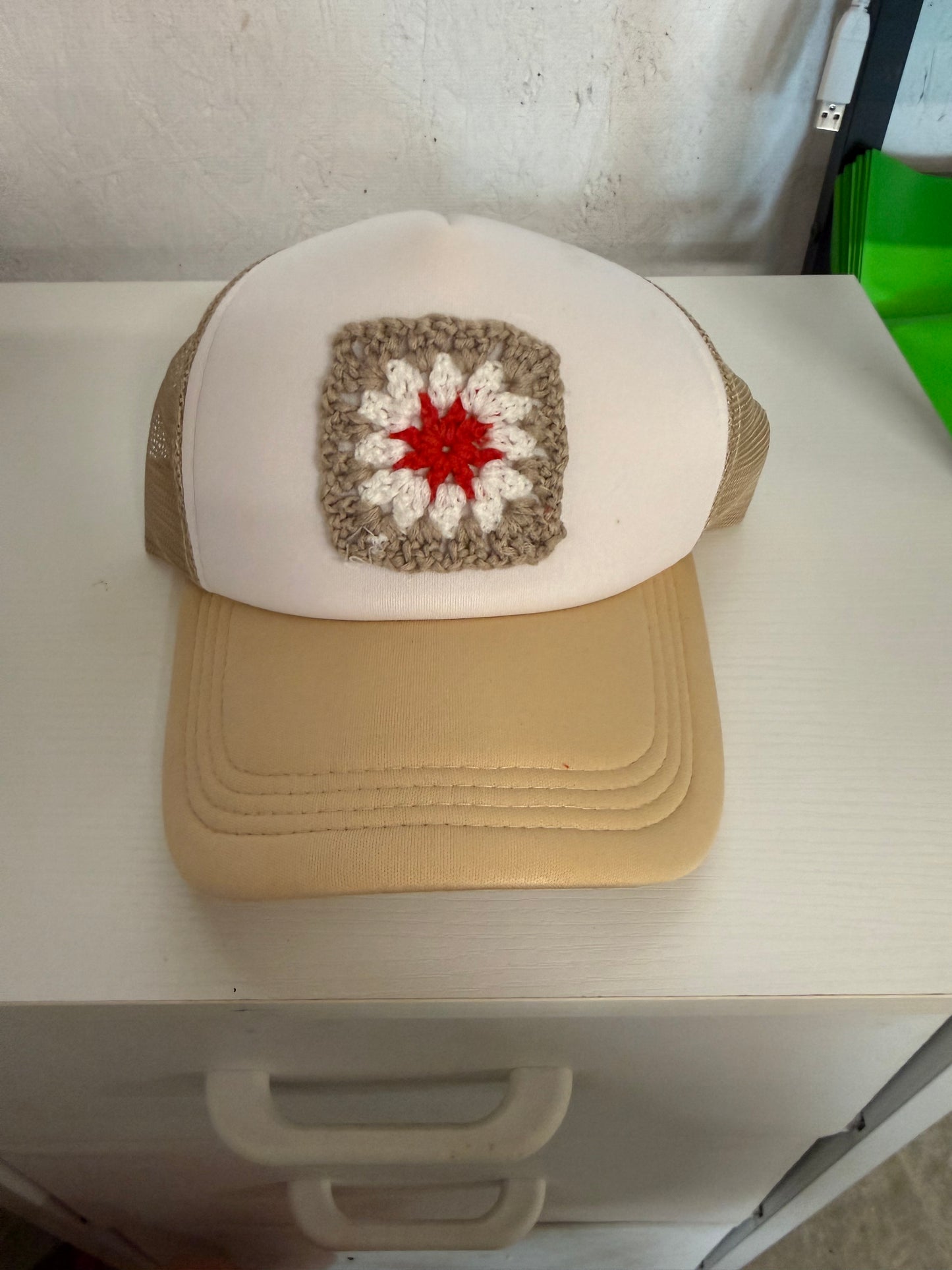 Granny square tan/red
